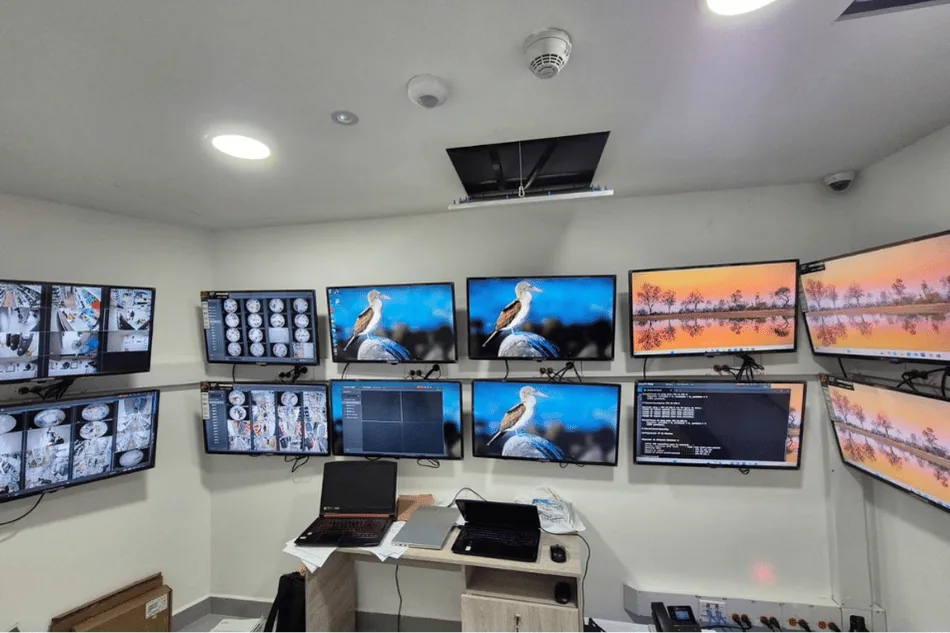 Puesto de monitoreo CCTV con videowall de seguridad.