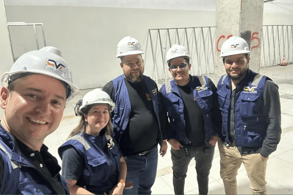 Equipo de CVT Proyectos en una obra, con casco y dotaciu00f3n de la compau00f1u00eda.