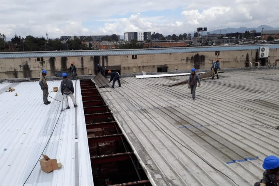 Montaje de estructura y cubierta metu00e1lica en obra.