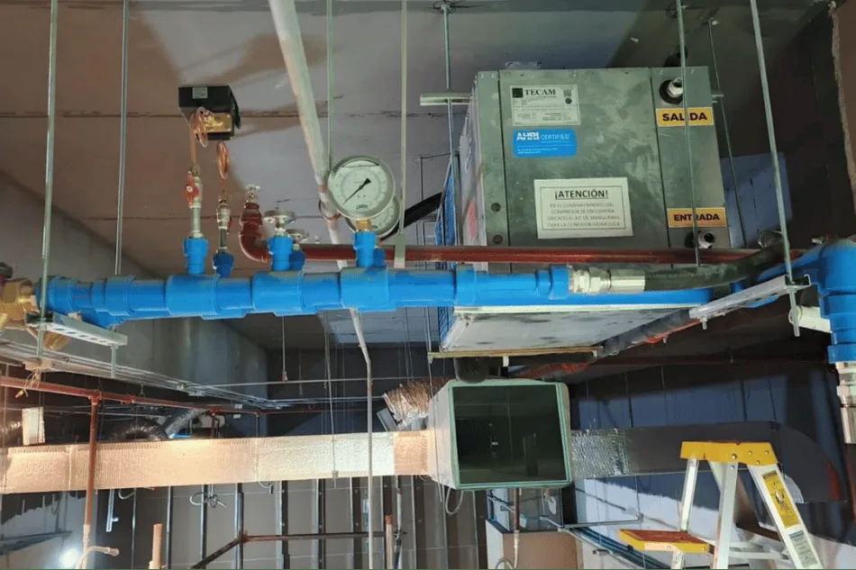 Instalaciu00f3n hidru00e1ulica con vu00e1lvulas y manu00f3metro de control.