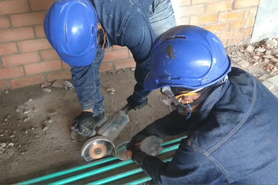 Proceso de corte de tuberu00eda para instalaciones tu00e9cnicas en obra.
