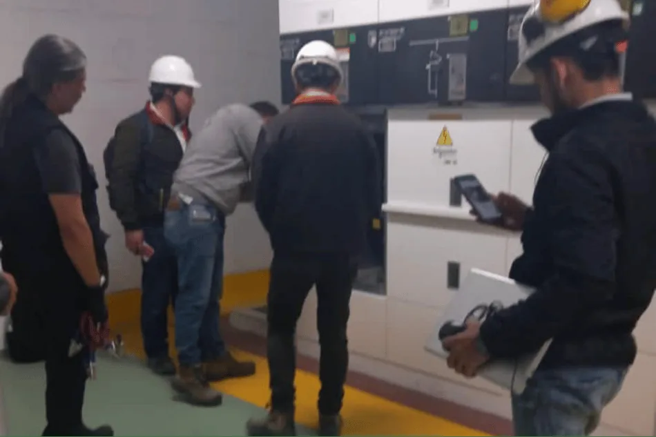 Intervenciu00f3n de mantenimiento en un armario elu00e9ctrico.