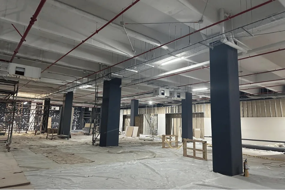 Interior en obra con las redes de protecciu00f3n contra incendios a la vista.