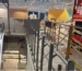 Adecuaciu00f3n de un local comercial con andamios y materiales en obra.