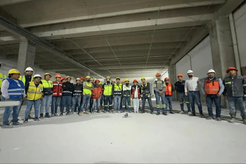 Personal de CVT Proyectos reunido en un espacio de obra antes de la jornada.