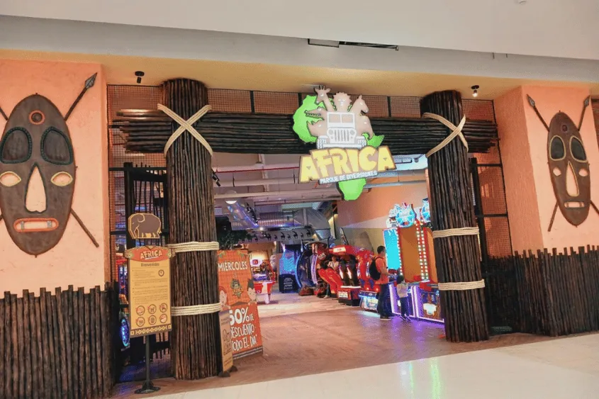 Acceso al parque de entretenimiento Afrika en Cali.