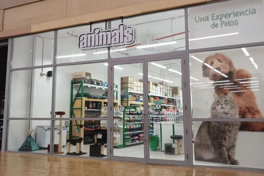 Fachada y vitrina de una tienda Animalu2019s.