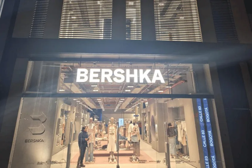 Fachada de la tienda Bershka del Centro Comercial Paseo Galeru00eda, en Asunciu00f3n.