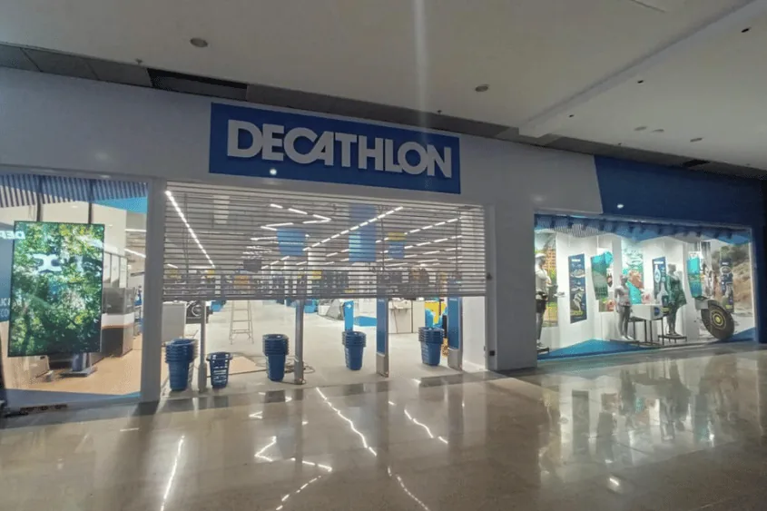 Acceso a una tienda Decathlon desde el pasillo de un centro comercial.