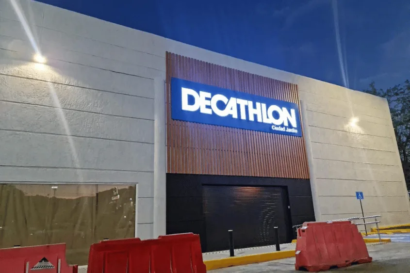 Fachada de una tienda Decathlon durante la obra.