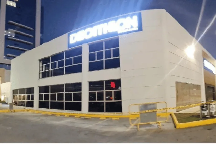 Fachada exterior de una tienda Decathlon al atardecer.
