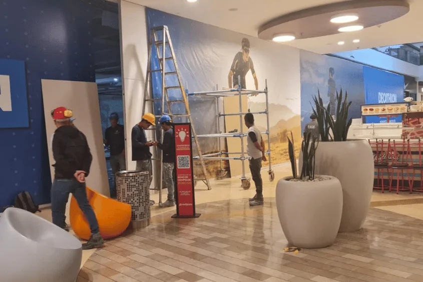 Montaje interior de una tienda Decathlon con andamio y personal tu00e9cnico.