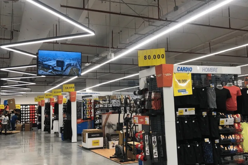 Sala de ventas de una tienda Decathlon con producto expuesto.