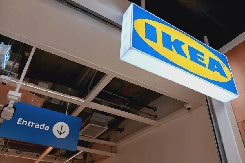 Ru00f3tulo de acceso a una tienda IKEA con instalaciones tu00e9cnicas a la vista.