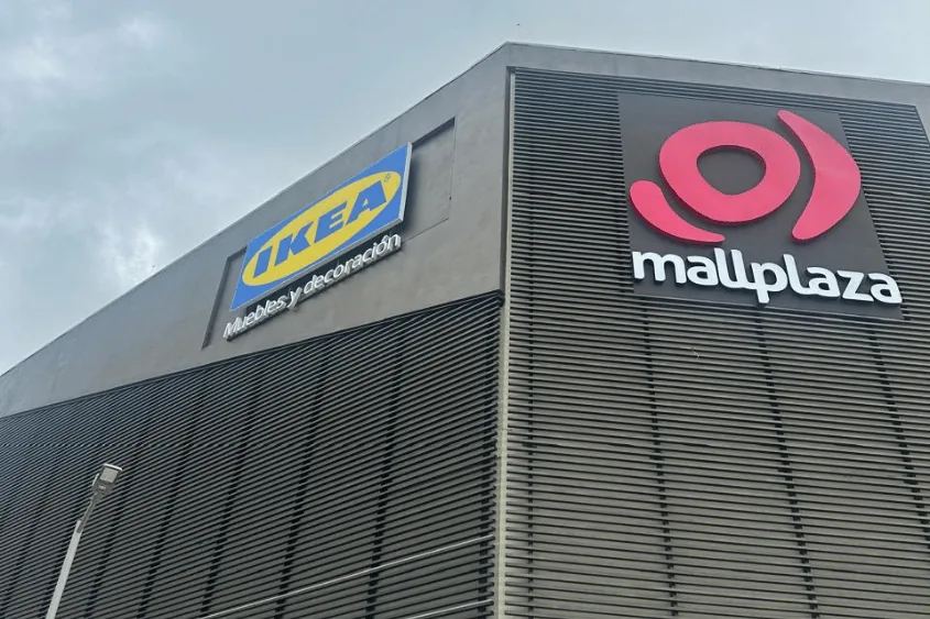 Fachada del complejo comercial con los ru00f3tulos de IKEA y Mallplaza.