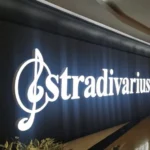 Ru00f3tulo iluminado de una tienda Stradivarius en Lima.