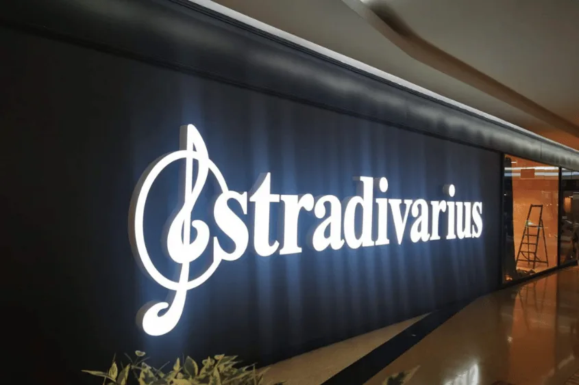 Ru00f3tulo iluminado de una tienda Stradivarius en Lima.