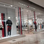 Vitrina de la tienda Tommy Hilfiger en Medellu00edn.