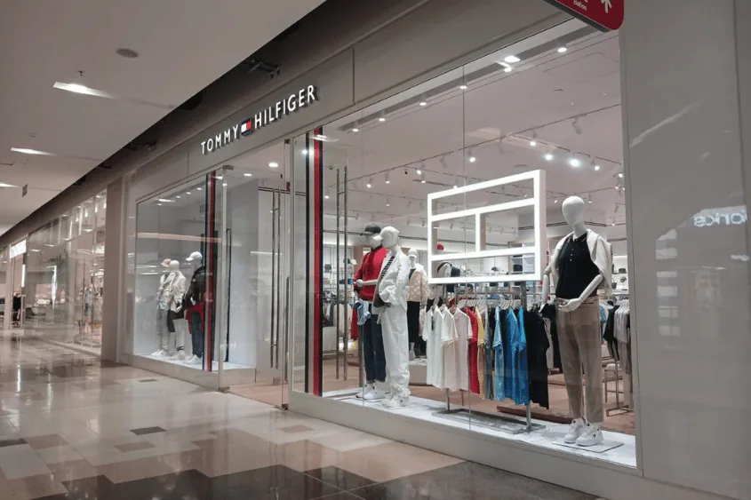 Segundo u00e1ngulo de la vitrina de la tienda Tommy Hilfiger en Medellu00edn.