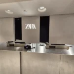 Interior de la tienda Zara con la zona de cajas y el ru00f3tulo de marca.