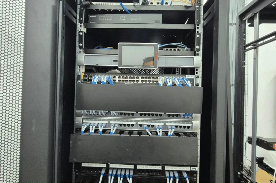 Rack de comunicaciones con paneles de cableado estructurado.